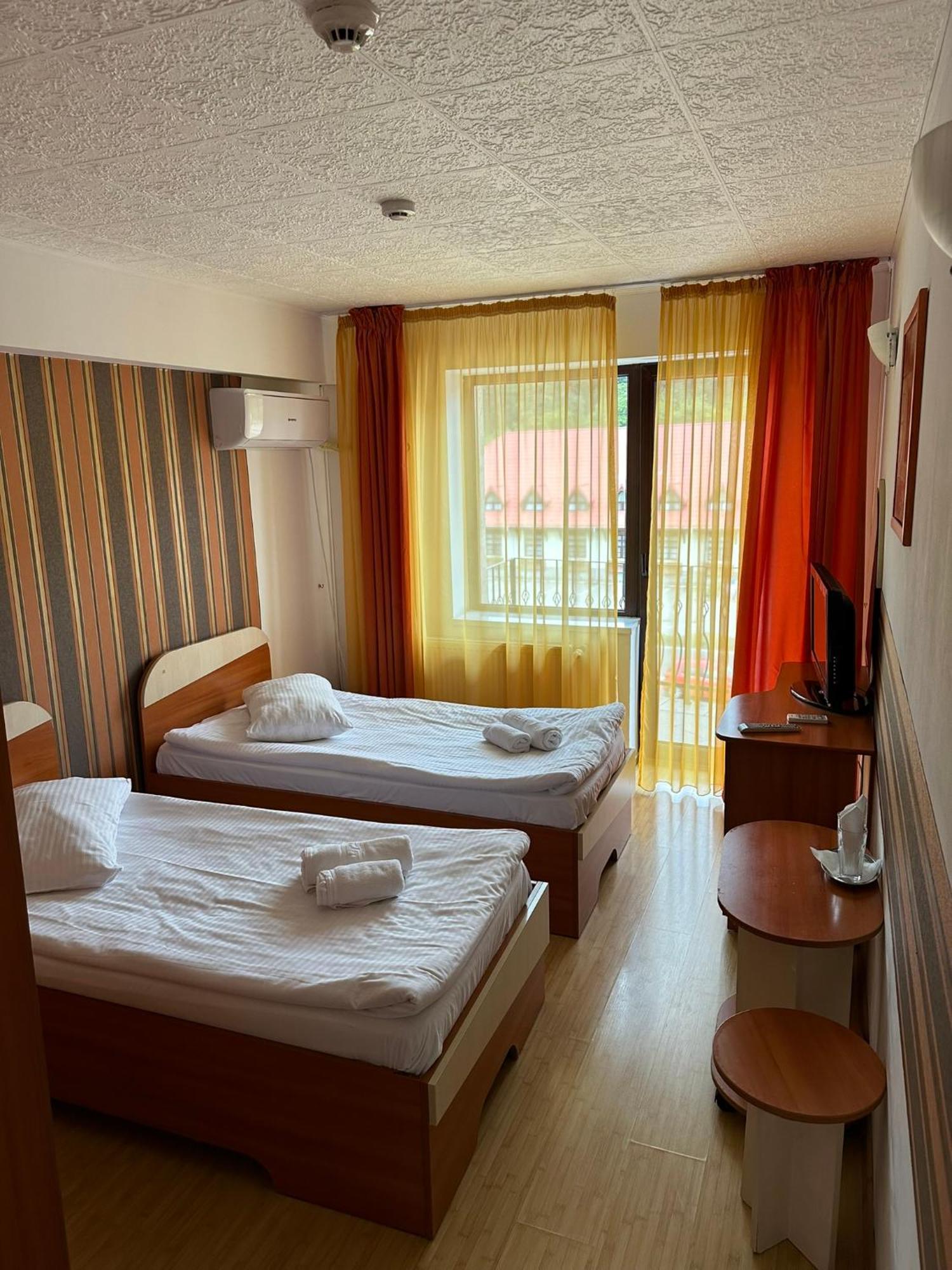 Restaurant Motel Dolorean Négyfalu Kültér fotó
