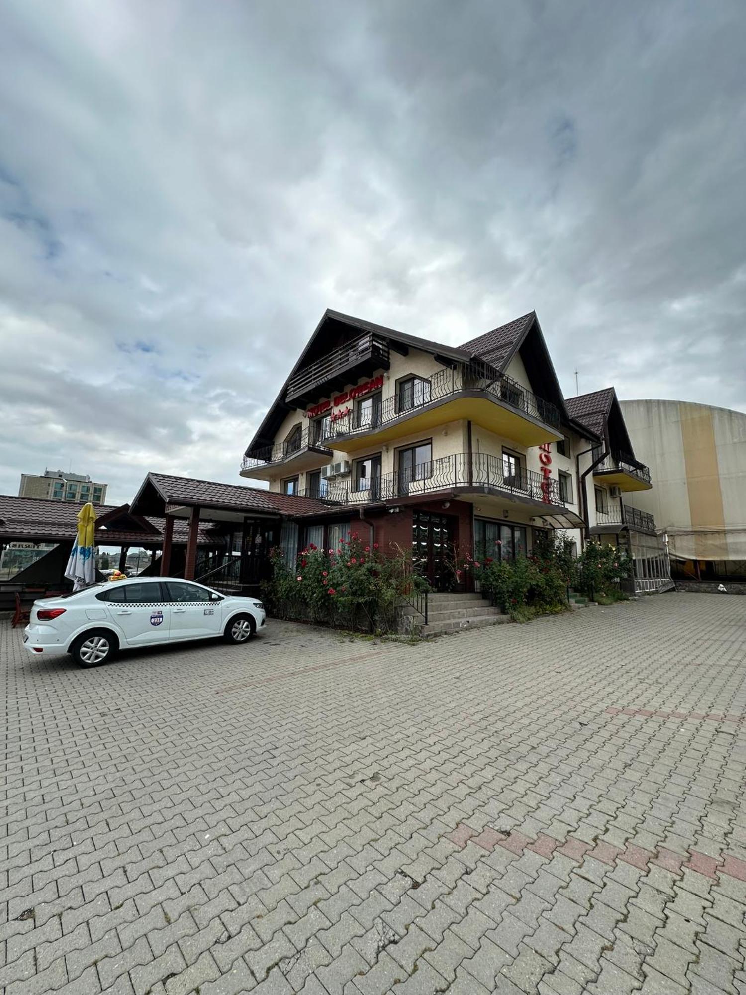 Restaurant Motel Dolorean Négyfalu Kültér fotó
