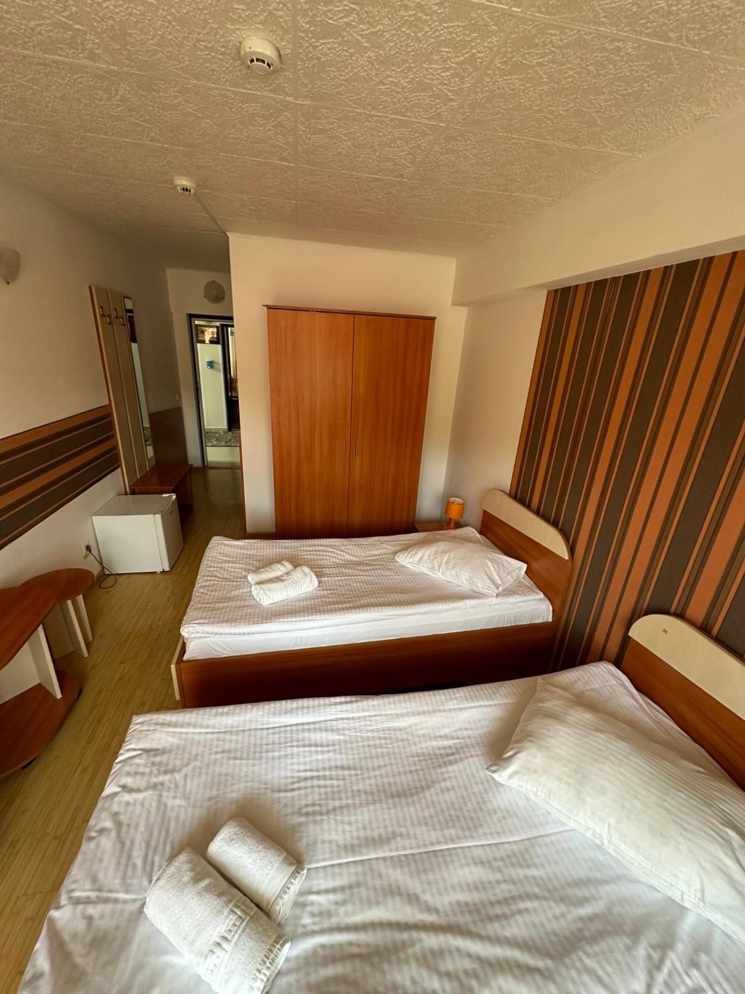 Restaurant Motel Dolorean Négyfalu Kültér fotó