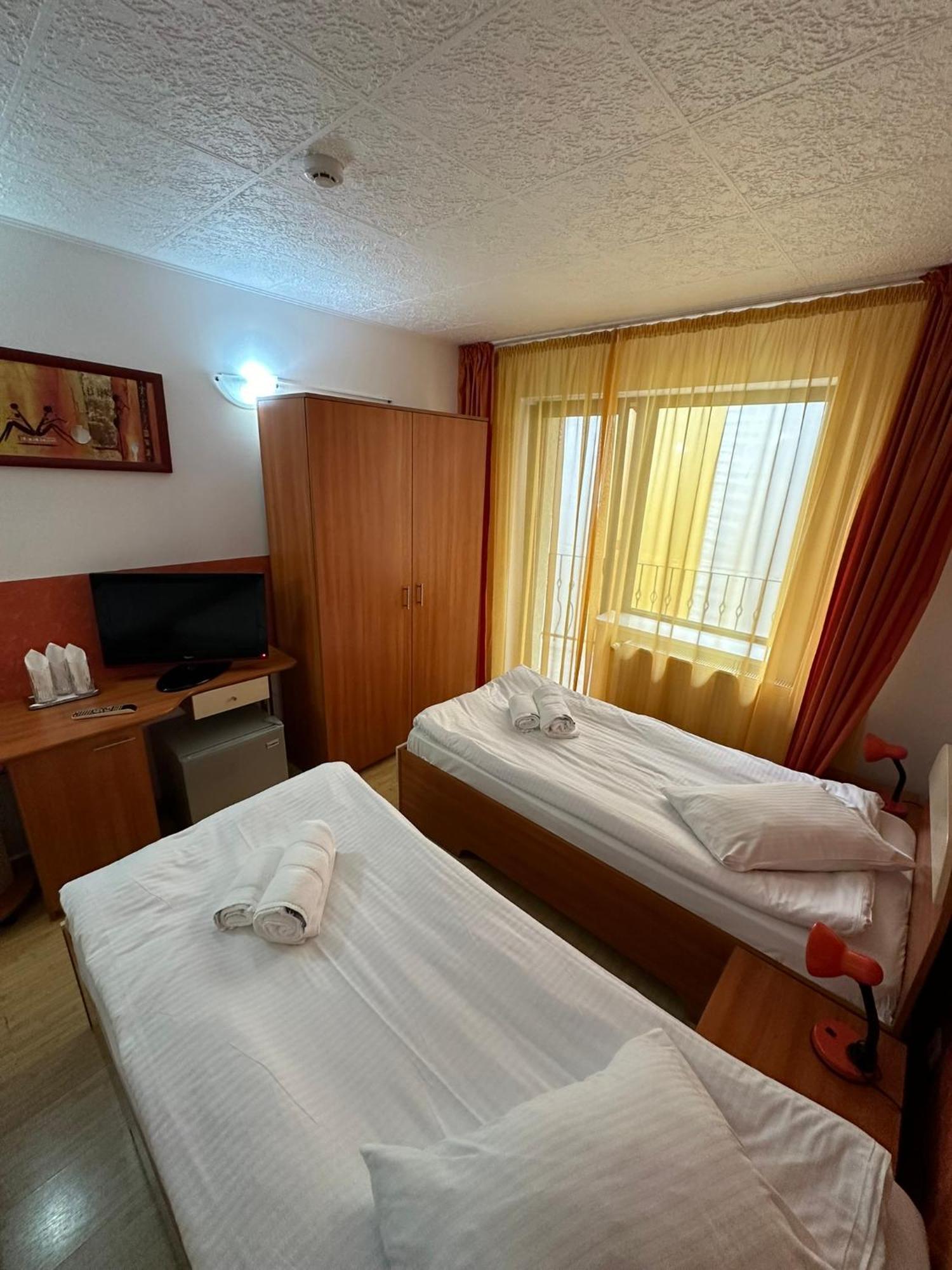 Restaurant Motel Dolorean Négyfalu Kültér fotó