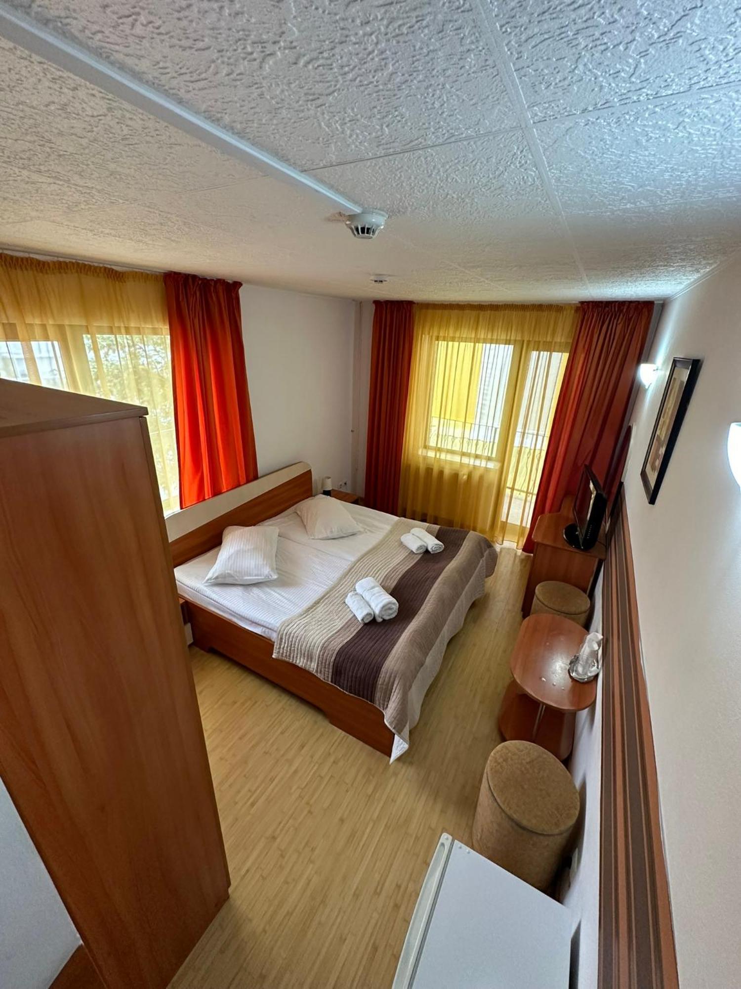 Restaurant Motel Dolorean Négyfalu Kültér fotó