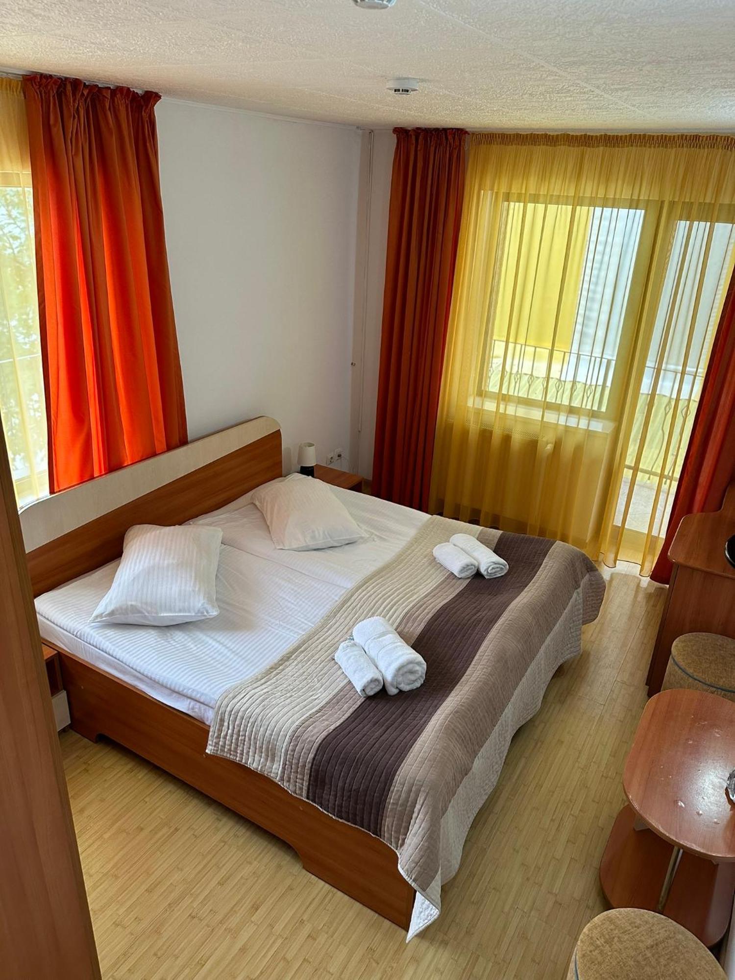 Restaurant Motel Dolorean Négyfalu Kültér fotó